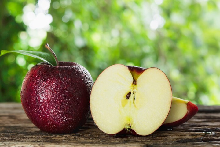  Red apple with skin, among the 5 best fruits for diabetics rich in fiber