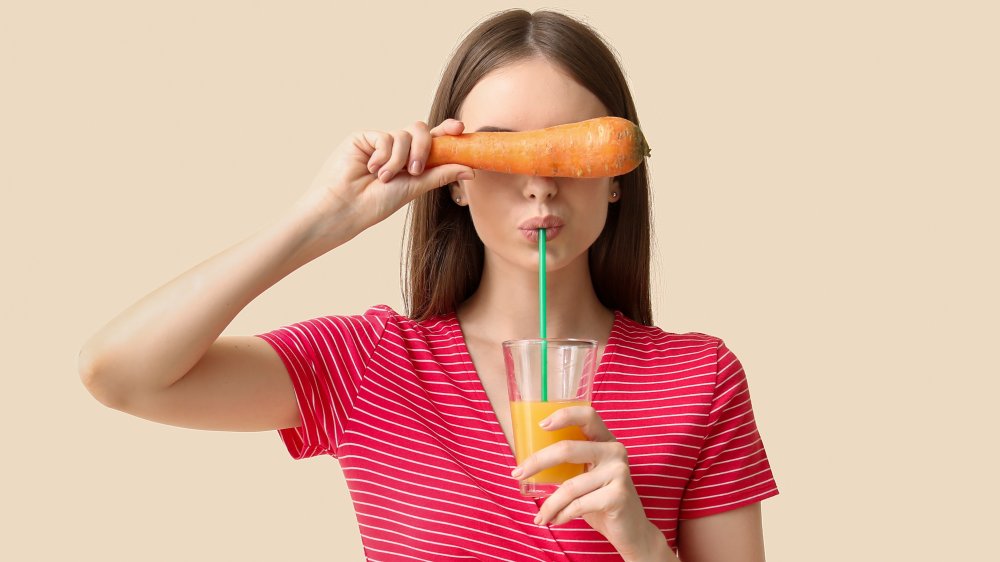Carrots juice benefits for glowing skin and sunburn protection